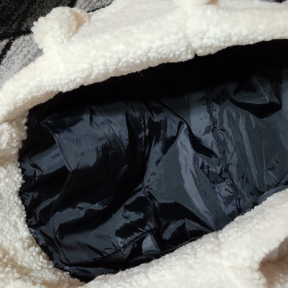 VICTORIA SECRET 2021 OFF WHITE EMBROIDERED SHERPA LOGO TOTE BAG - Picture 7 of 10